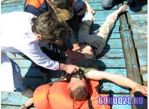 Спасатели предупредили купальщика об опасности, но все равно пришлось оказывать ему помощь